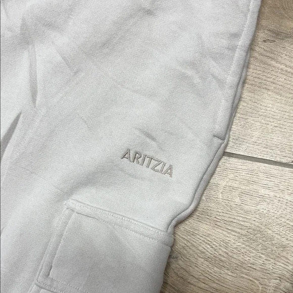 Aritzia Women's Light cream Cargo Joggers - Picture 2 of 7